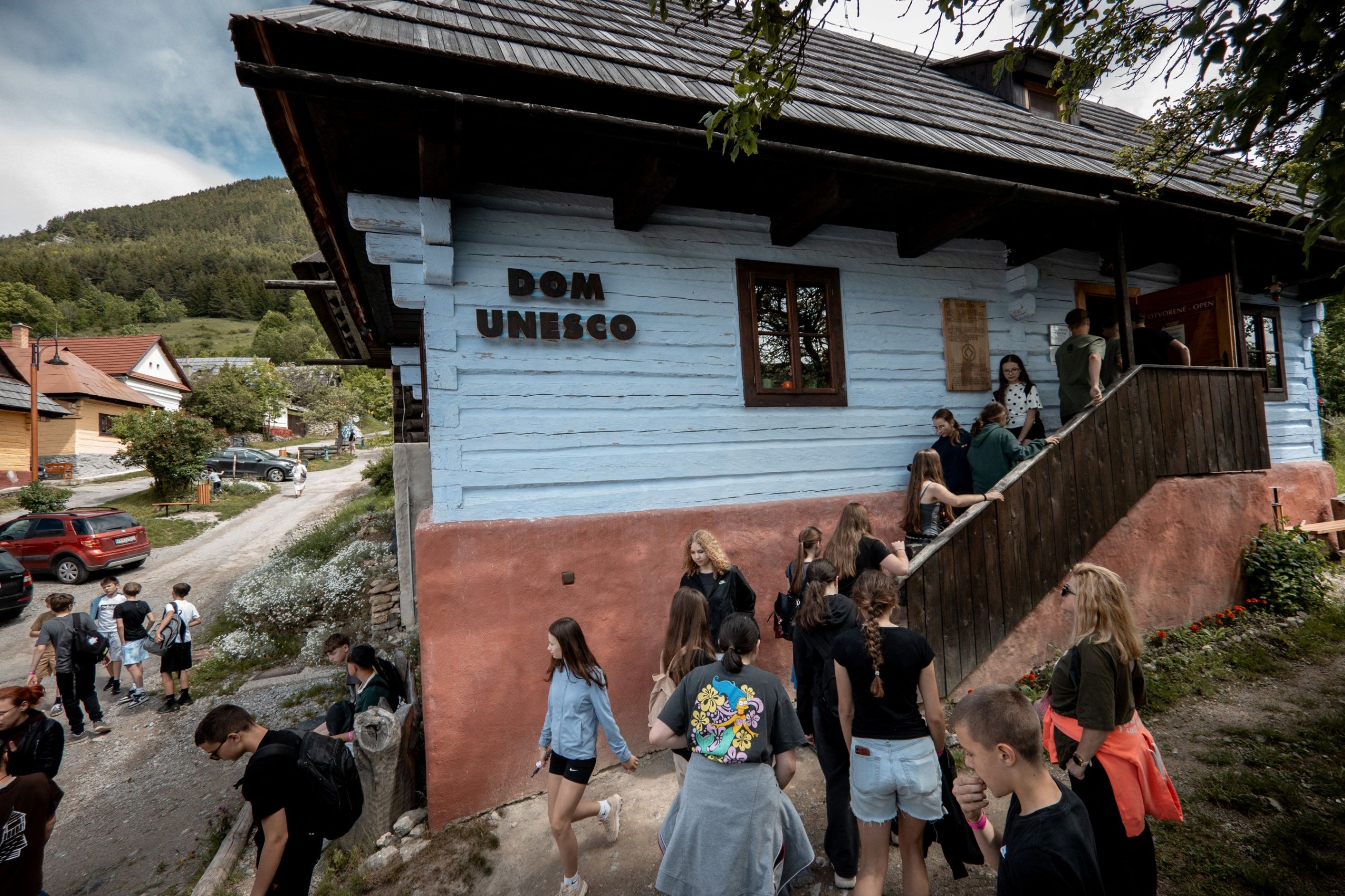 Diákok látogatják meg az UNESCO Világörökség részét képező szlovák Vlkolinec falu hagyományos rönkházainak egyikét, az „UNESCO Házat”,