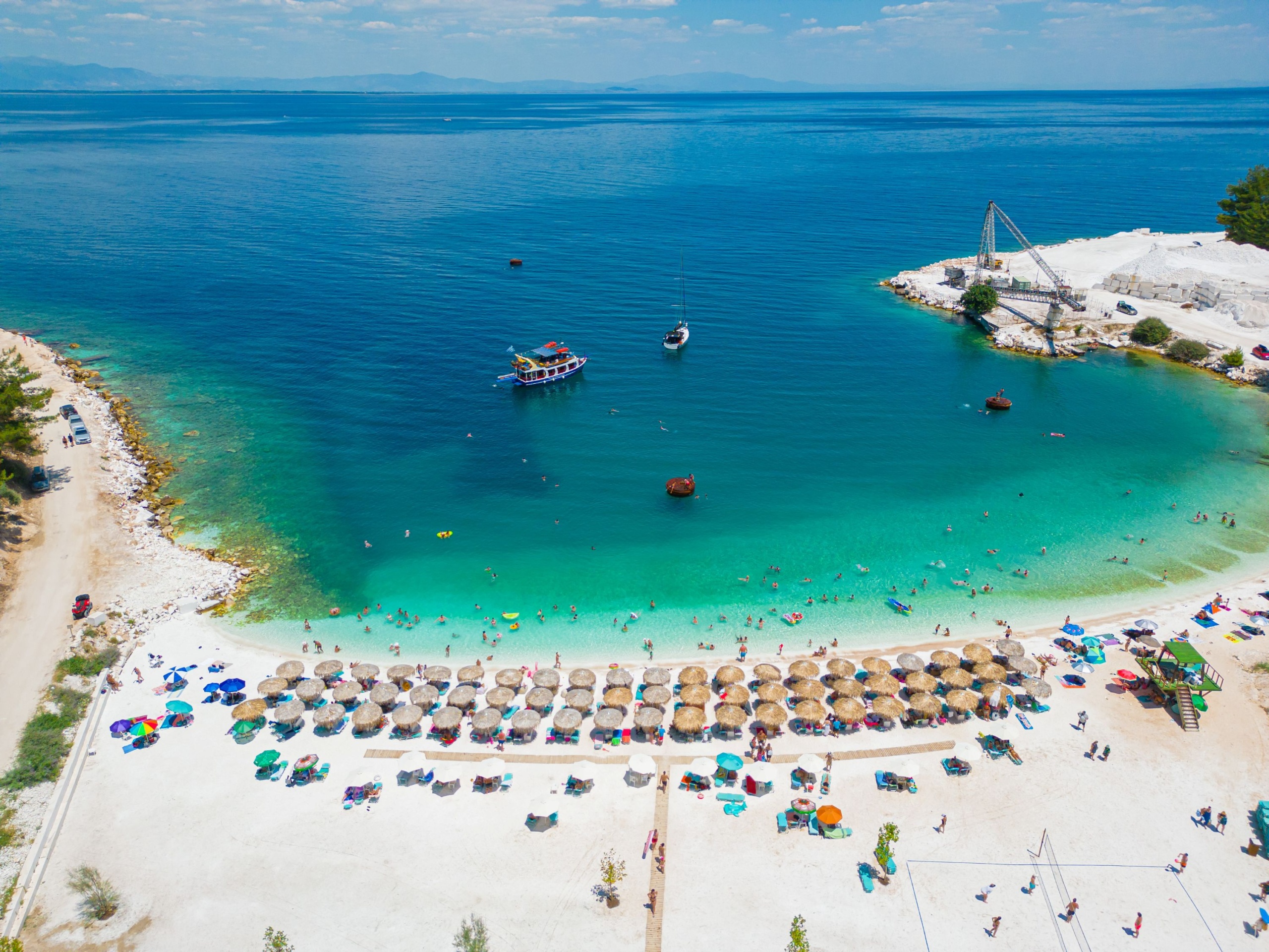Drónfelvétel a görögországi Thászosz sziget leghíresebb strandja, a Marble Beach szépségéről.