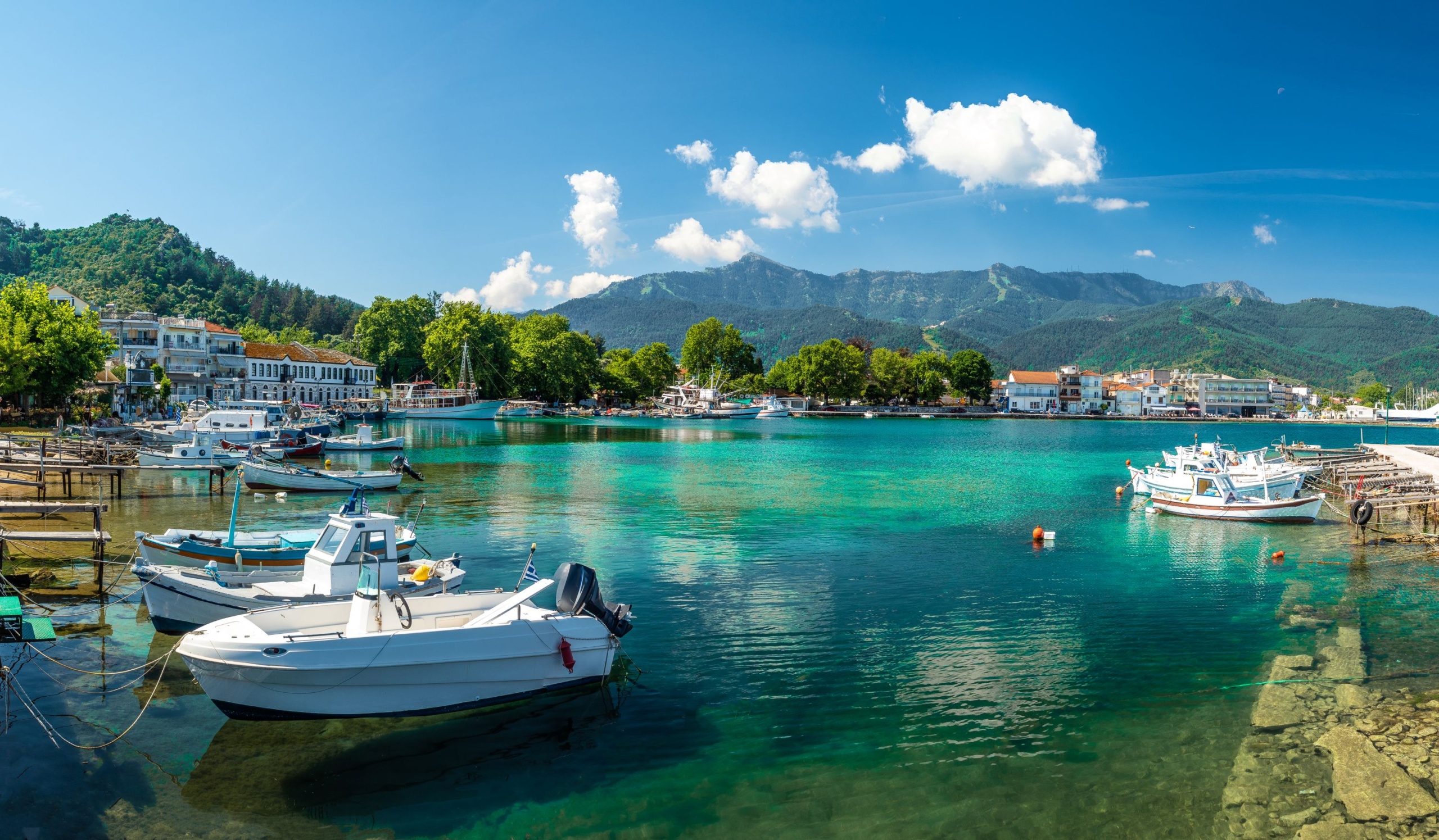 Panorámás kilátás Limenas Thasoura, Thassos szigetének fővárosára és fő kikötőjére (Görögország).
