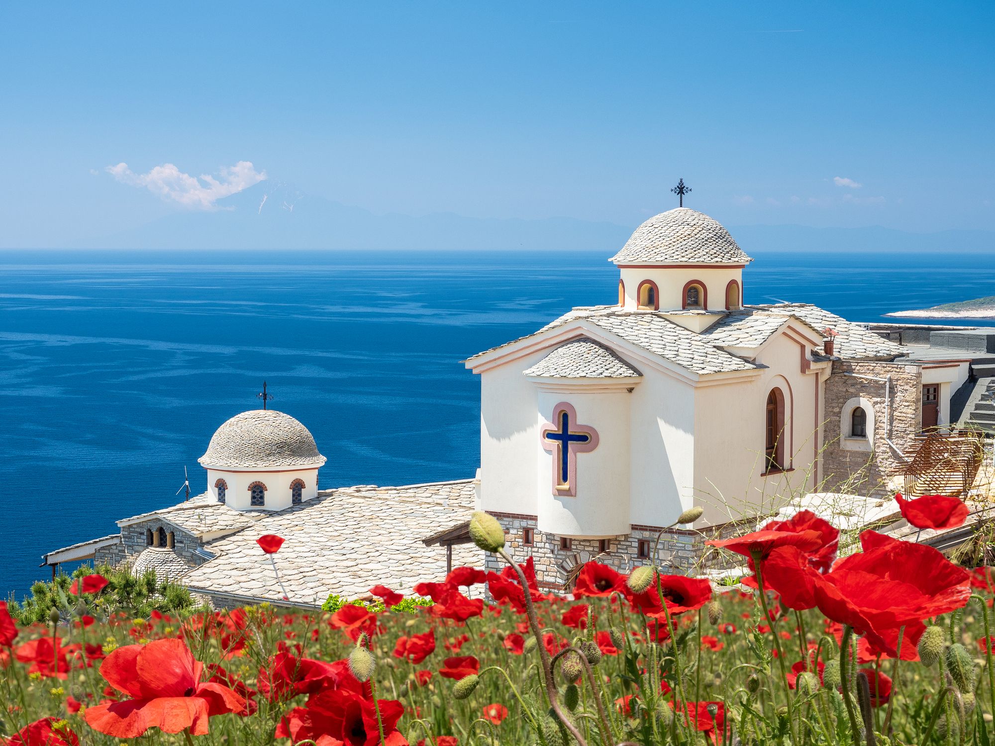 Tájkép a Szent Arkangyalok Görög Orthodox Kolostorral, Thassos, Görögország