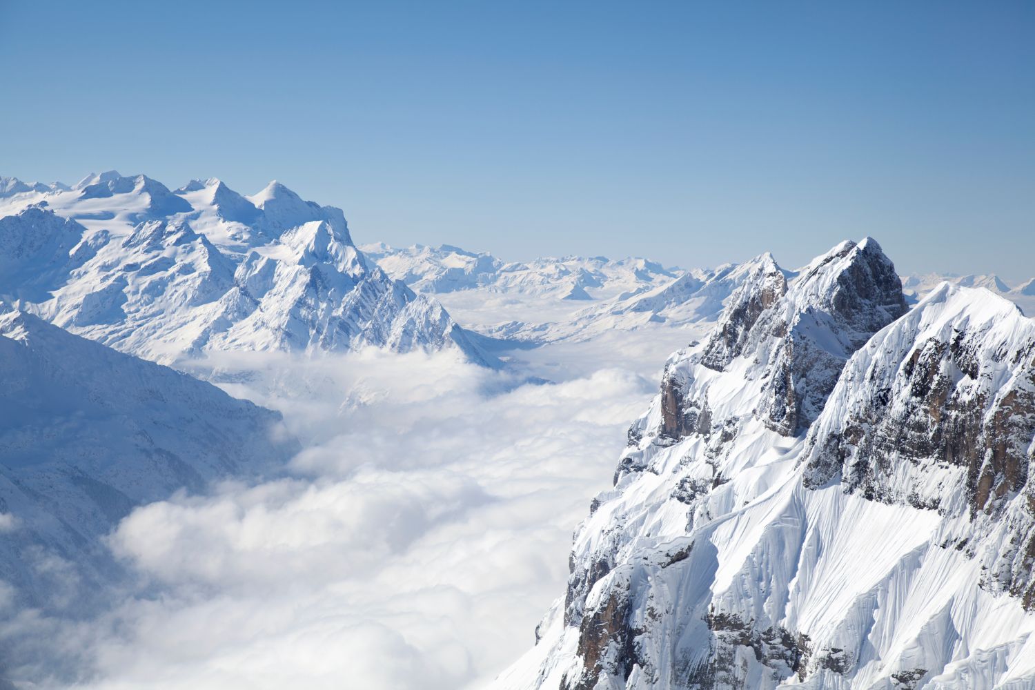A fotón a Titlis csúcsa láthható, ezen a ponton már felhők veszik körbe a hegyet.