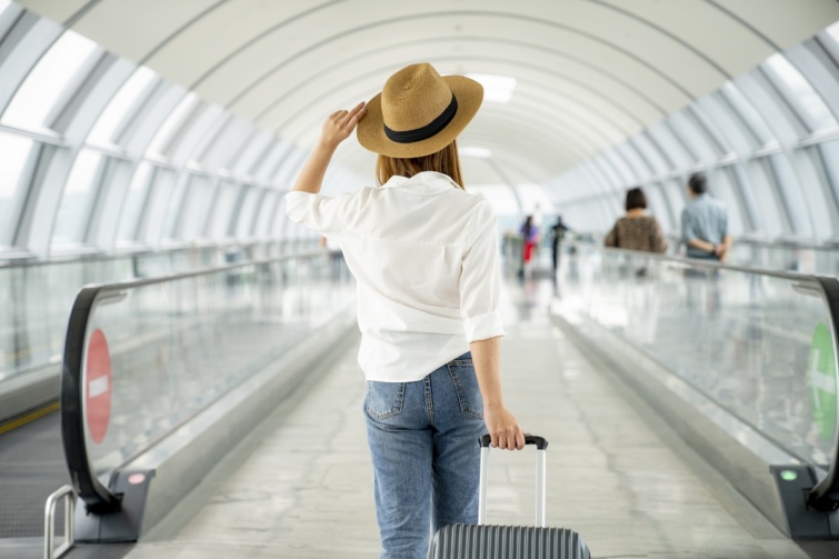 Egy turista egy repülőtéren húzza a böröndjét