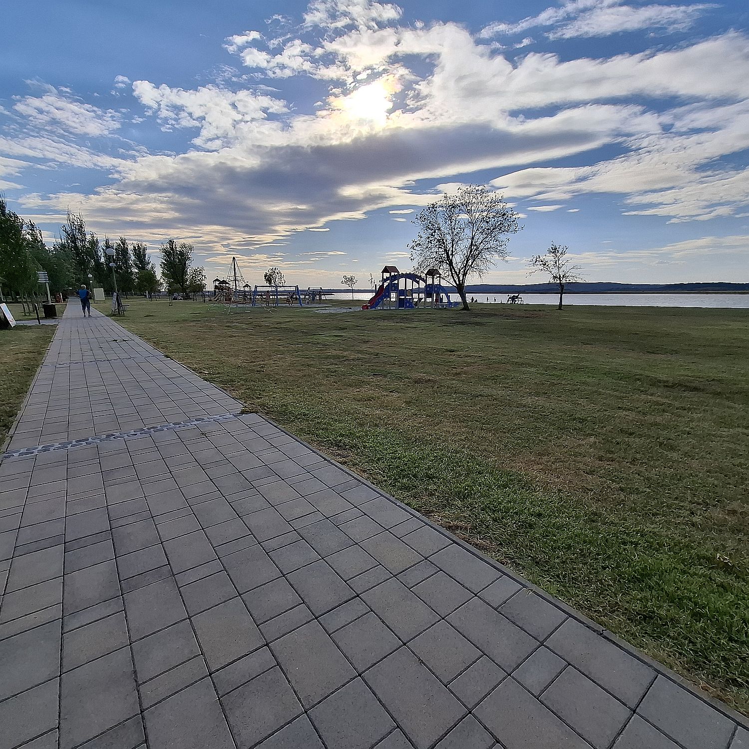 Kihalt tóparti strand.