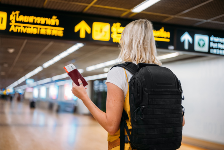 utazas utlevel - Startlap Utazás útlevelét kezében tartó táskás utazó