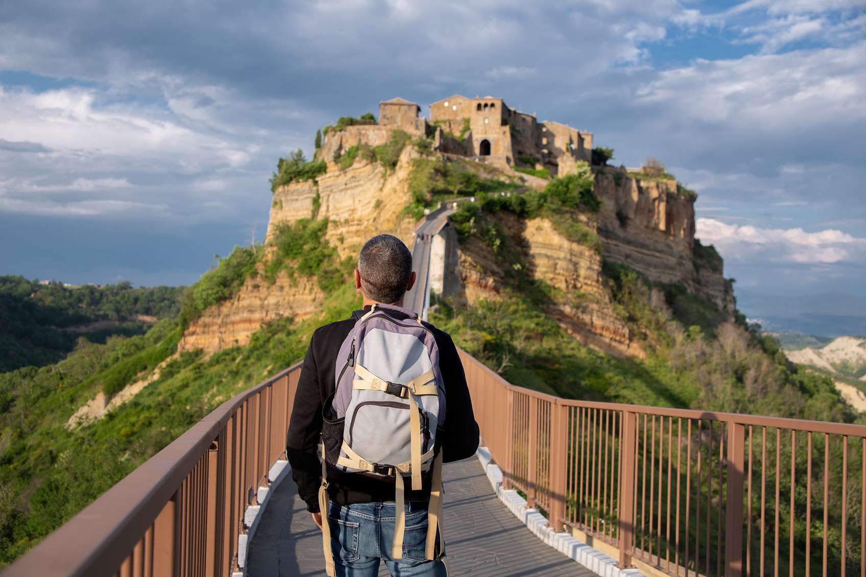 turista sétál egy hídon