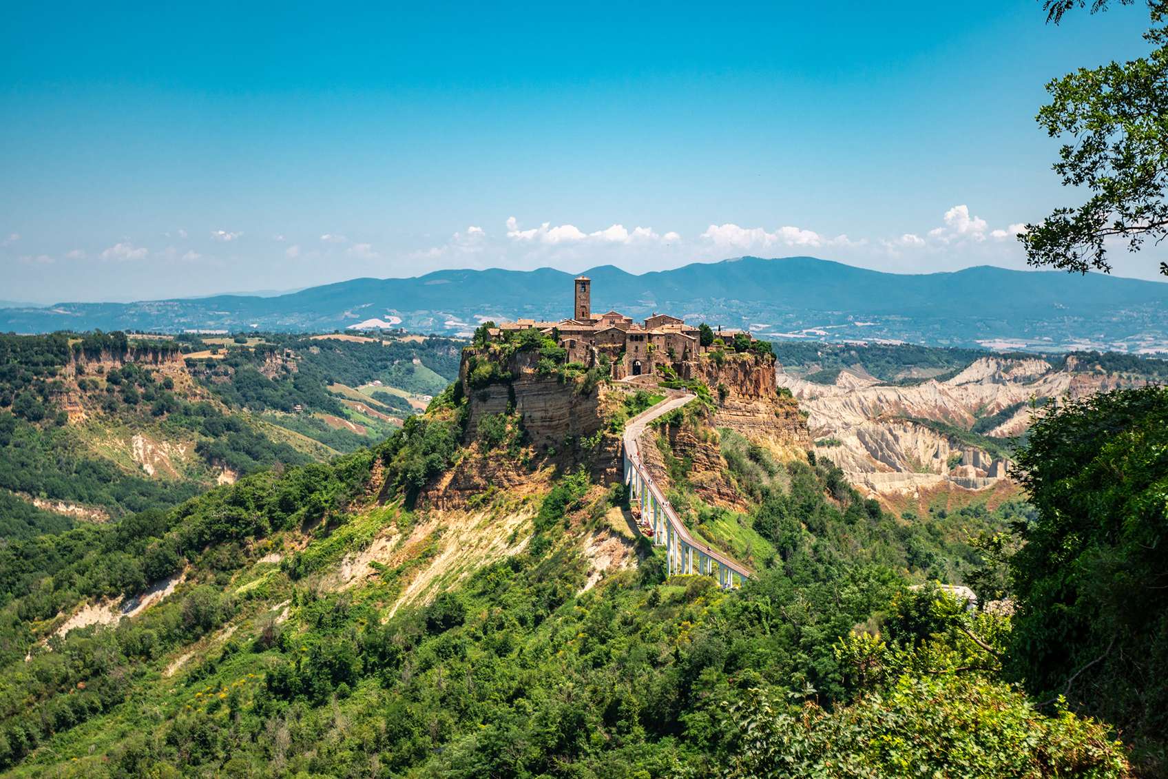 Civita di Bagnoregio olaszorszag 5_11zon - Startlap Utazás hegyen magasodó település toronnyal