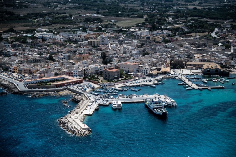 Favignana - Startlap Utazás Favignana apró, zsúfolt, gyönyörű városa.