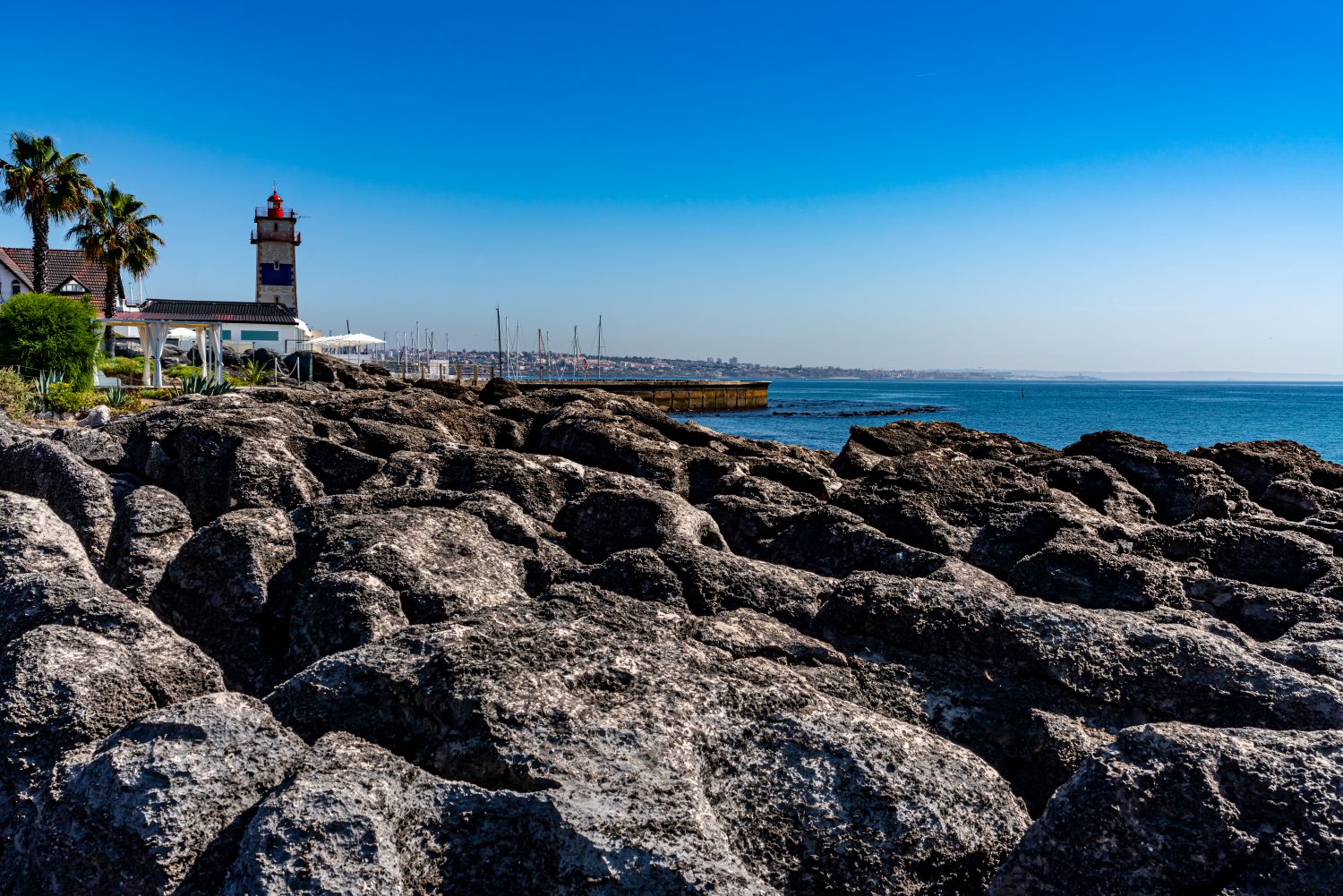 A forte de Santa Marta világítótorony a homokos tengerparton.