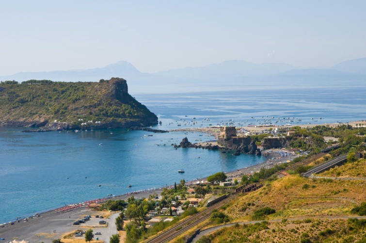Kilátás Praia a Mare-ra. Calabria. Olaszország.