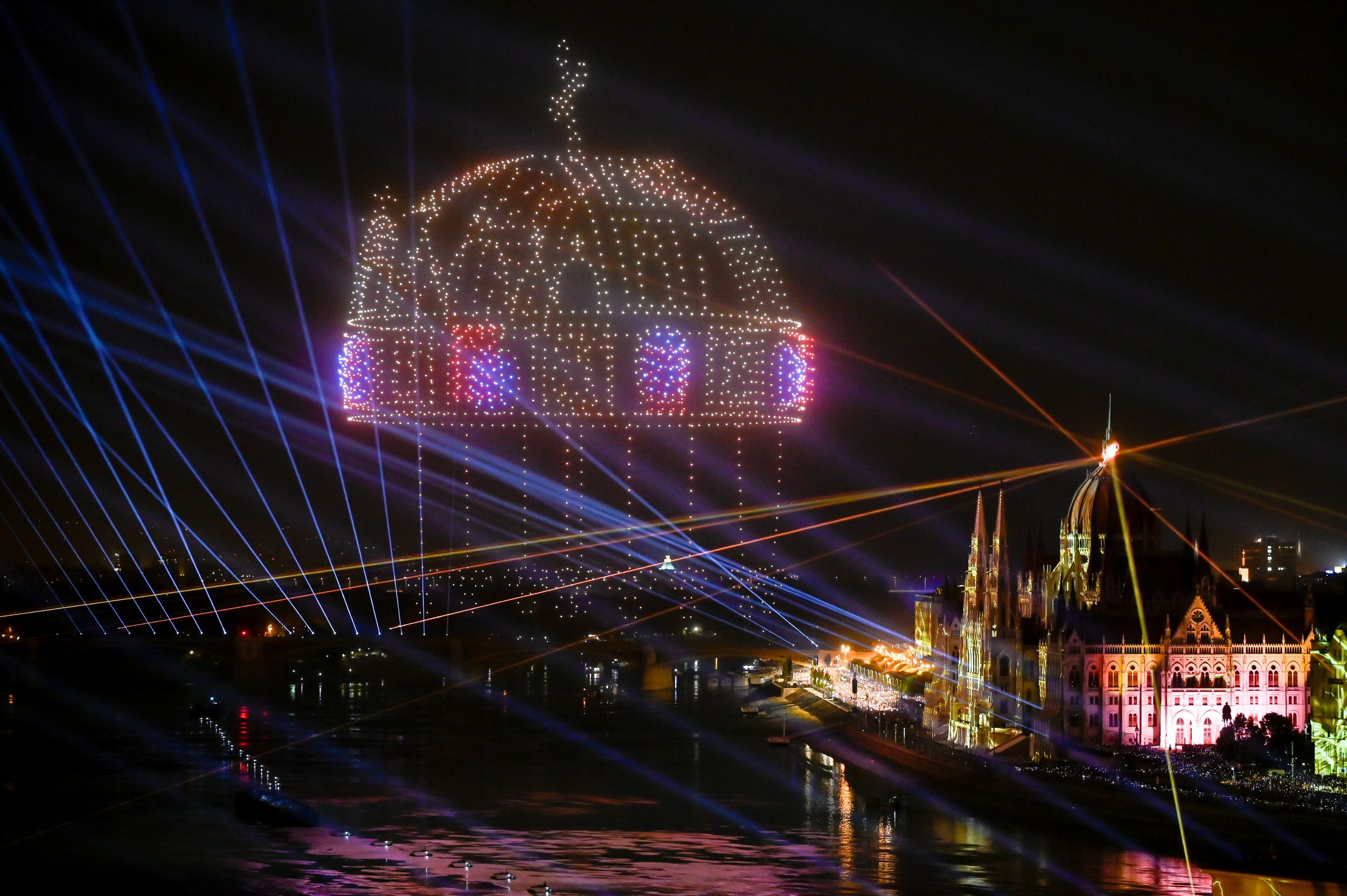 Drónshow az államalapítás és Szent István király ünnepén Budapesten 2026. augusztus 20-án.