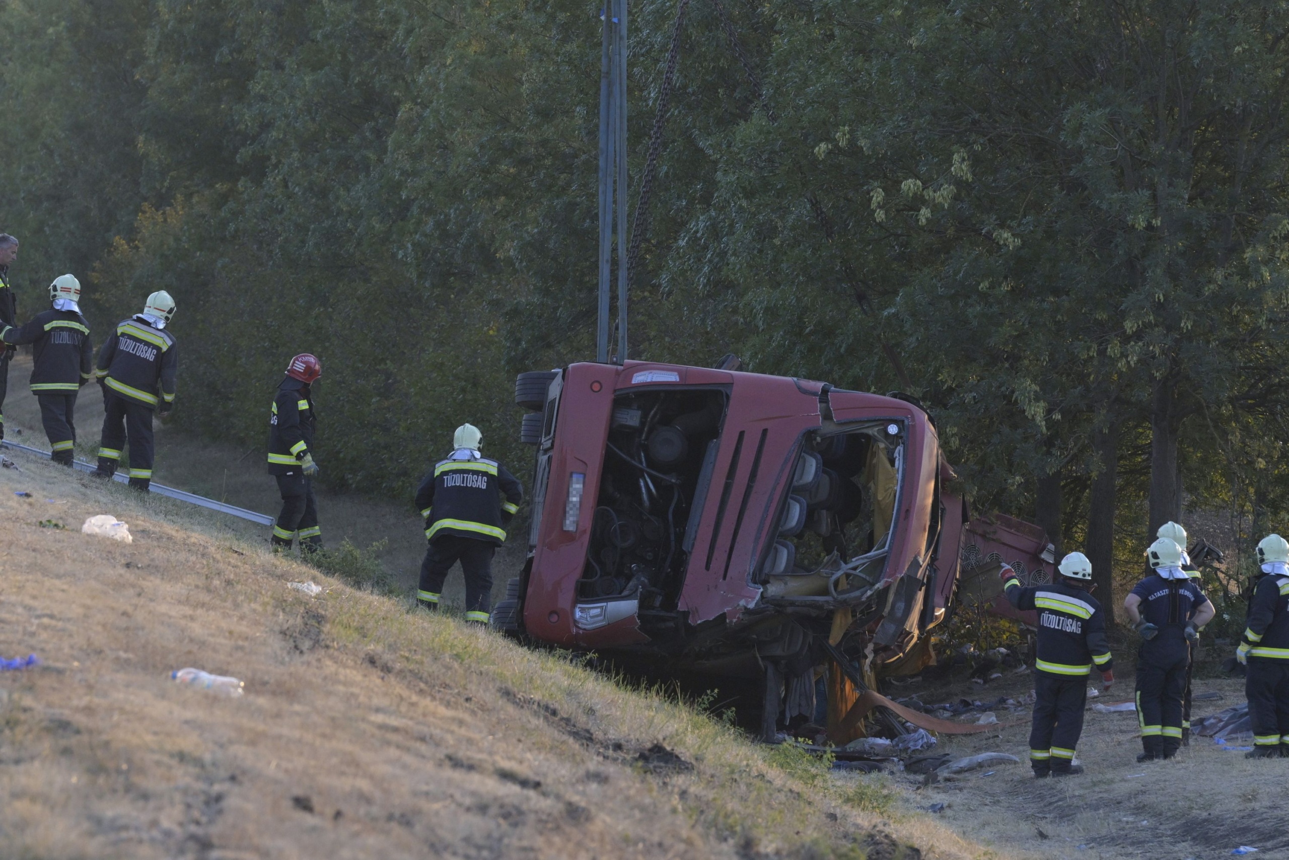 Felborult egy autóbusz az M3-as autópályán, több ember meghalt