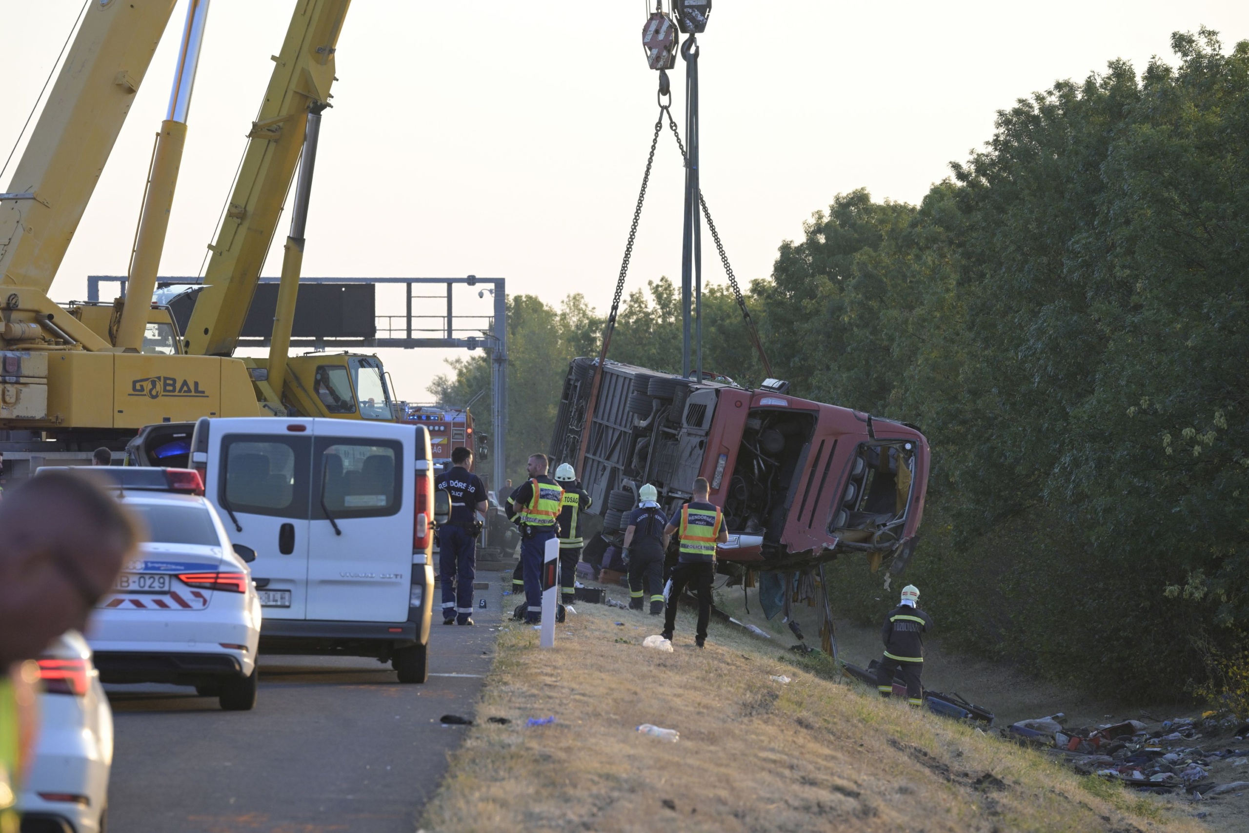 autobusz-baleset-m3 - Startlap Utazás Felborult egy autóbusz az M3-as autópályán, több ember meghalt