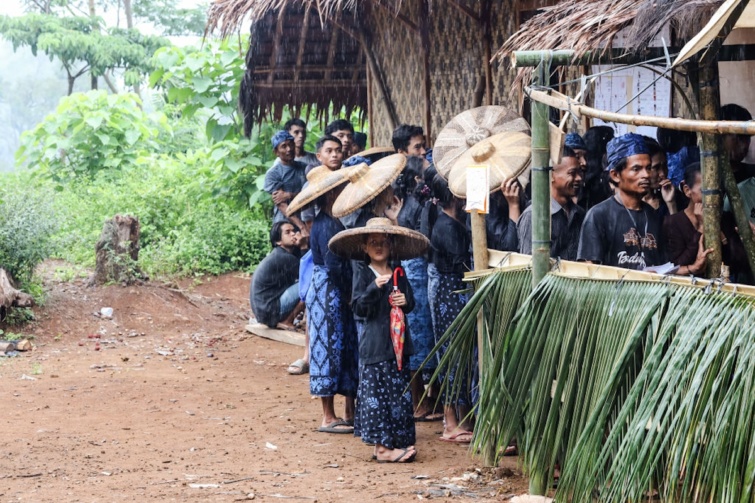 baduy_ - Startlap Utazás A baduy törzs tagjai sorban állnak, hogy szavazhassanak az indonéziai Banten tartományban található Kanekes faluban tartandó elnökválasztáson