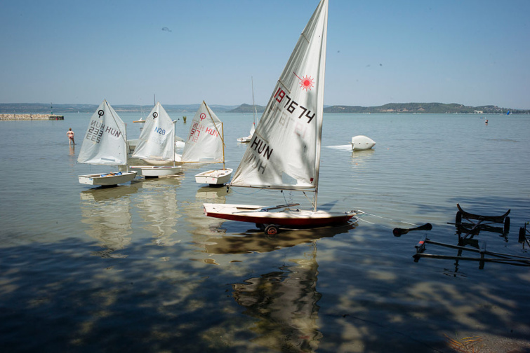 Hirtelen megnőtt a Balaton vízszintje Keszthelynél - Startlap Utazás Vitorláshajók sorakoznak a Balatonon Földvárnál