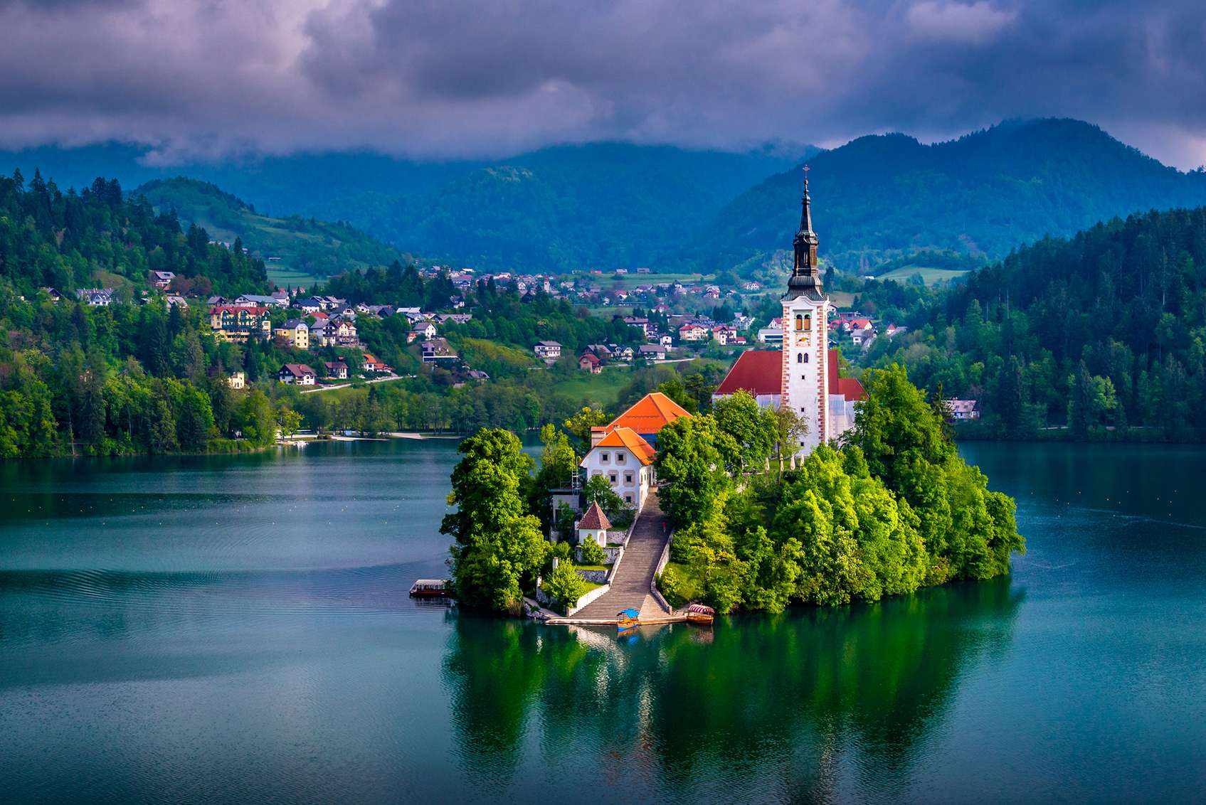 mesebeli tó közepén kis szigettel