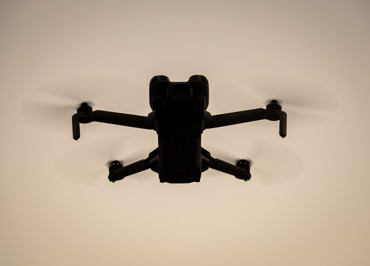 Drones Spotted Being Used Illegally - Startlap Utazás Egy drón a levegőben közelről