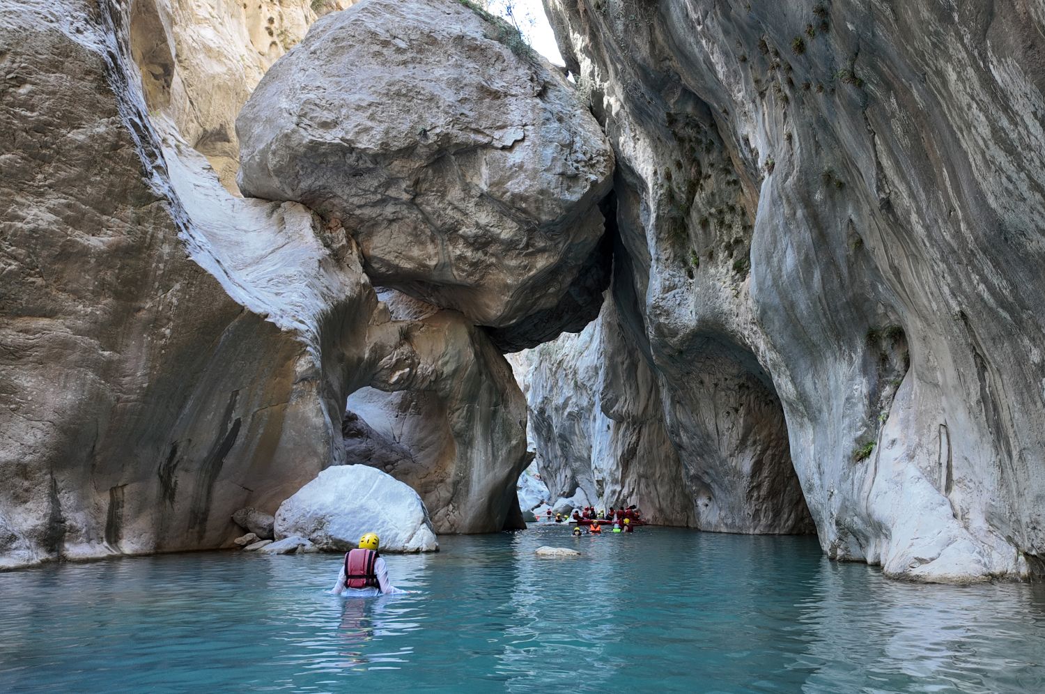 Az antalyai Göynük-kanyon egyik barlangképe, ami a vízből kukucskál ki.