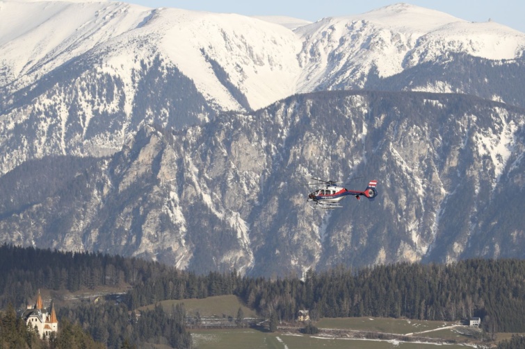 hegy repcsi - Startlap Utazás Ausztriában a hegyekben repül egy helikopter.
