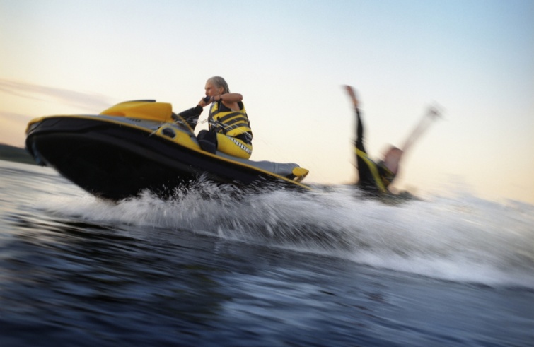 jetski_ - Startlap Utazás A nyílt tengeren egy jetskiről egy férfi a vízbe zuhan.