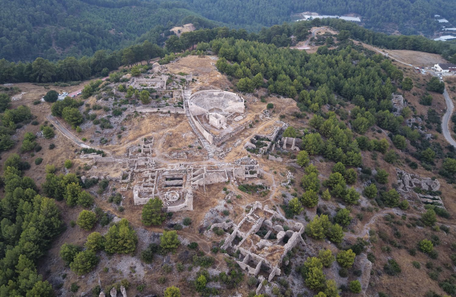 Lycian történelmi városának felülnézetes drón-felvétele.