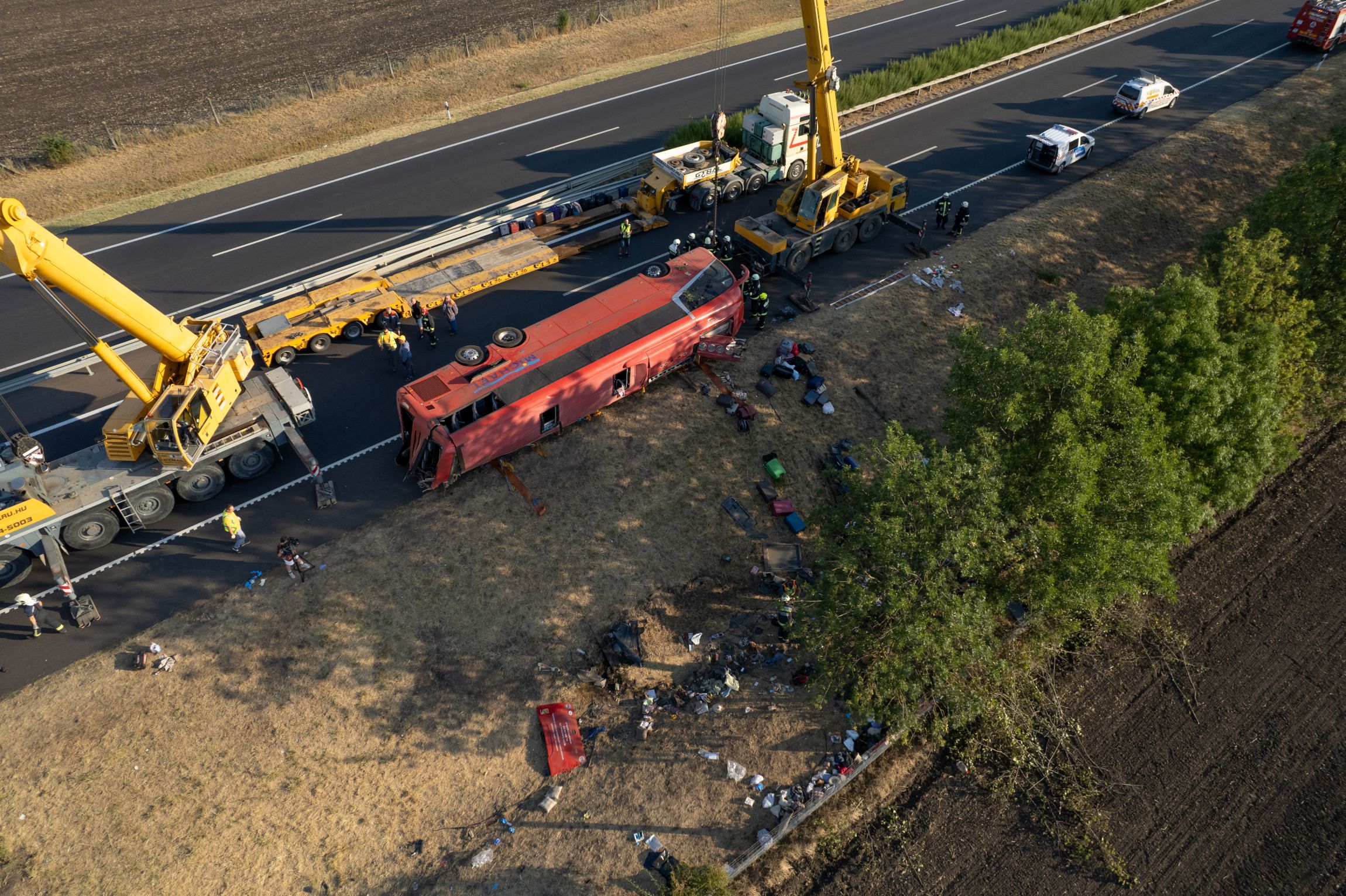 Felborult egy autóbusz az M3-as autópályán, több ember meghalt
