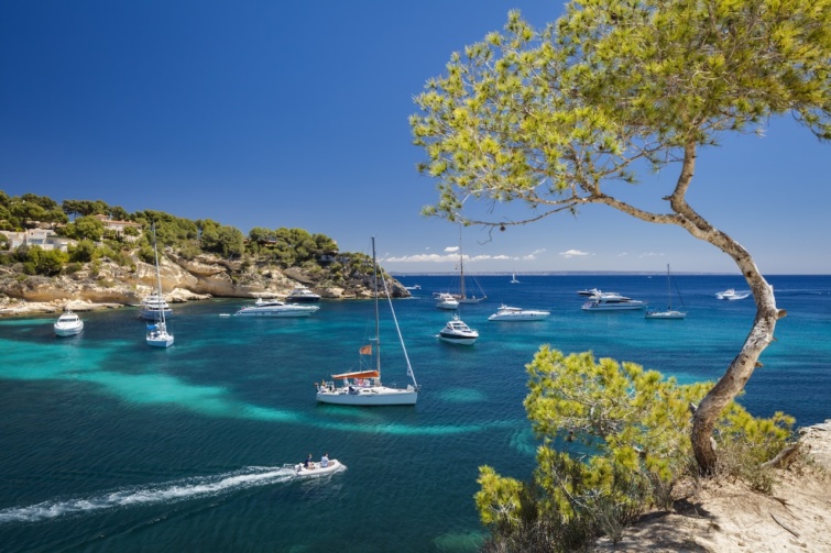 A Portals Vells öböl Mallorcán - Startlap Utazás vitorlás ringatózik a kék tengeren egy öbölben