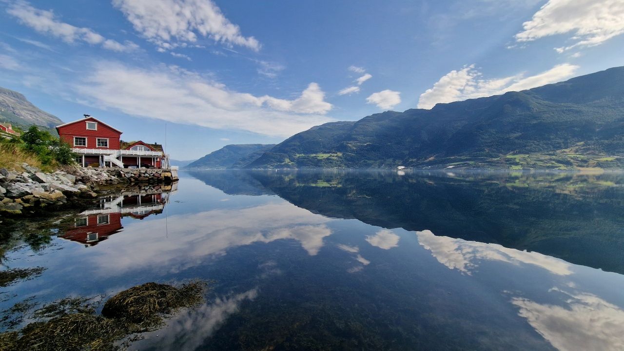 A Hardanger-fjord egyik ága mentén egy gyümölcstermesztő gazda háza.