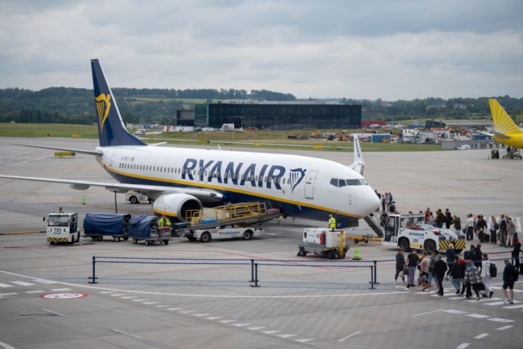 A Ryanir gépénél sorakozó utasok várják a beszállás megkezdését.