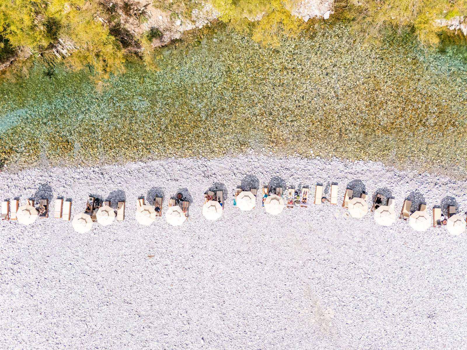 napernyők a folyóparti strandon