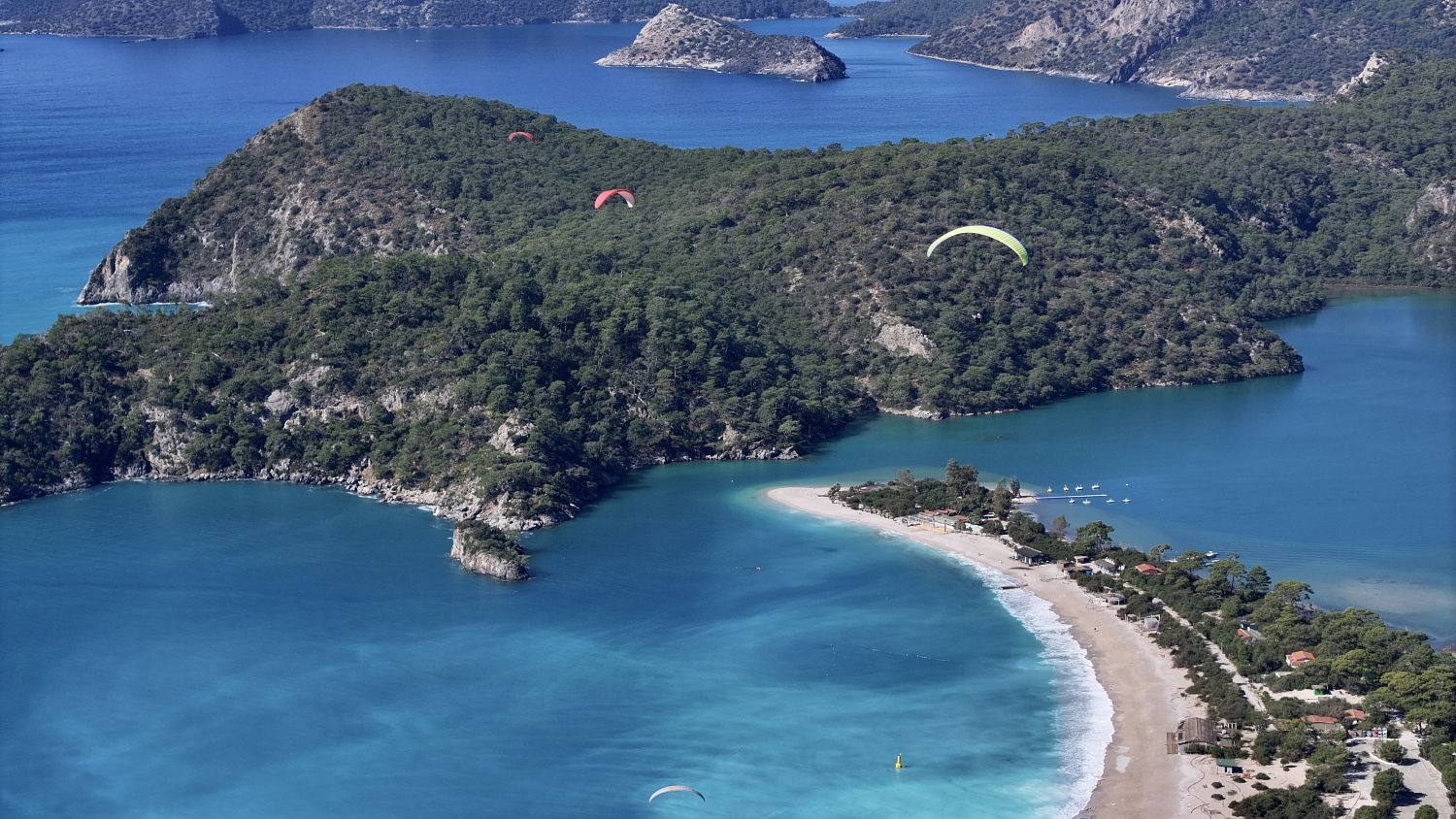 Légi felvétel siklóernyősökről, akik a Muğla tartomány Fethiye körzetében található Babadağról indulnak.