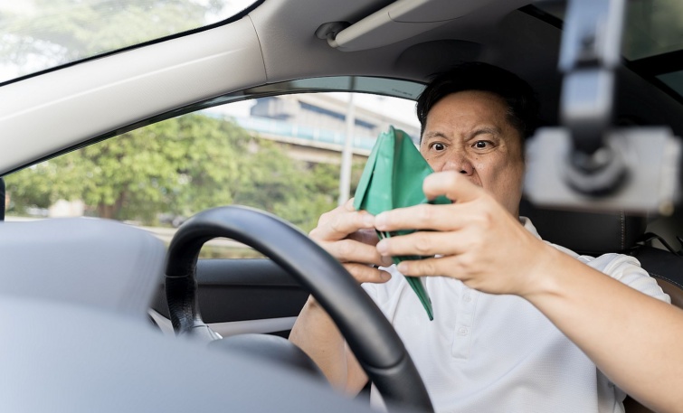 Stressed Driver Checking Wallet Inside Car for Travel Expense and Payment Problem - Startlap Utazás Egy autóban a sofőr az üres pénztárcáját nézi.