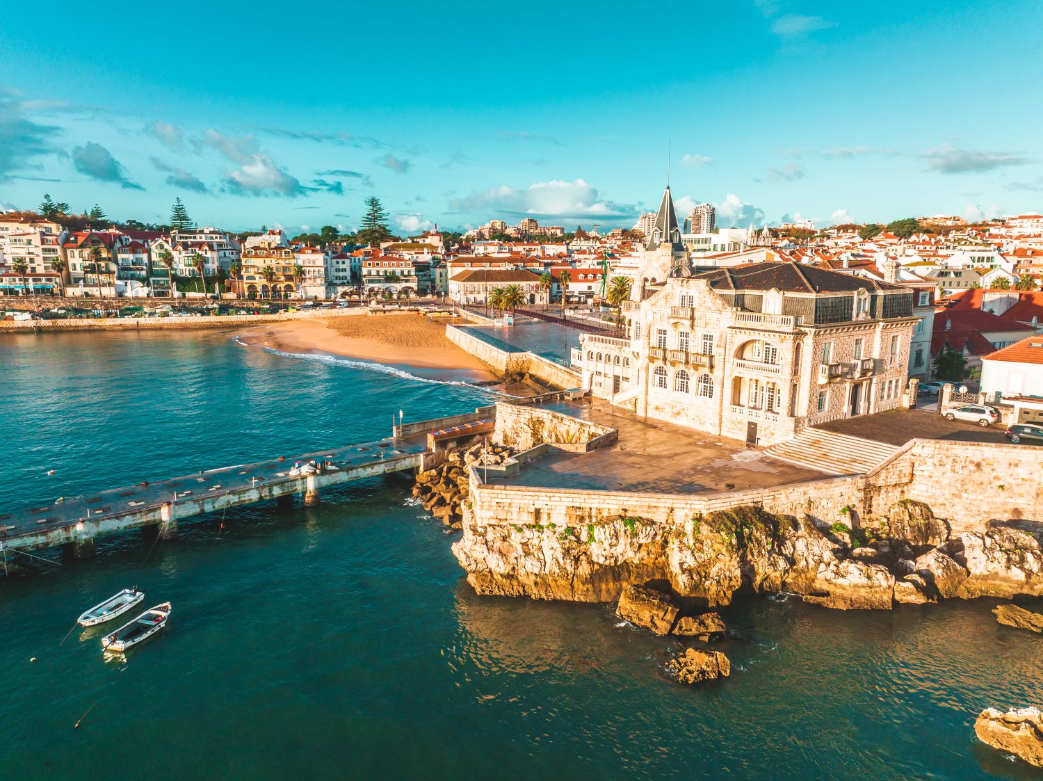 strand - Startlap Utazás Drónfelvétel Cascais tengerpartjáról a naplementében.