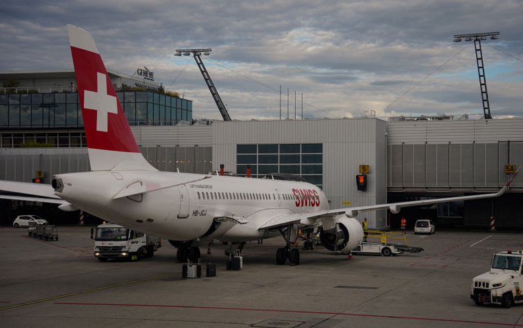 Túlfoglalás miatt leszállították a gépről, hiába volt érvényes jegye - Startlap Utazás A Swiss egyik utasszállítója a reptéren