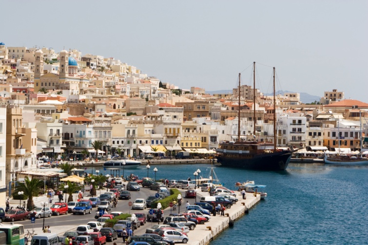 syros-gorogorszag - Startlap Utazás A görögországi Szírosz szigetének kikötője.