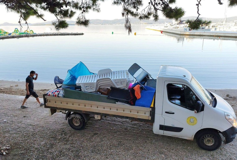 tengerpart-kisteherauto-strandkellekek - Startlap Utazás Egy tengerparton álló kisteherautó platóján strandkellékek.