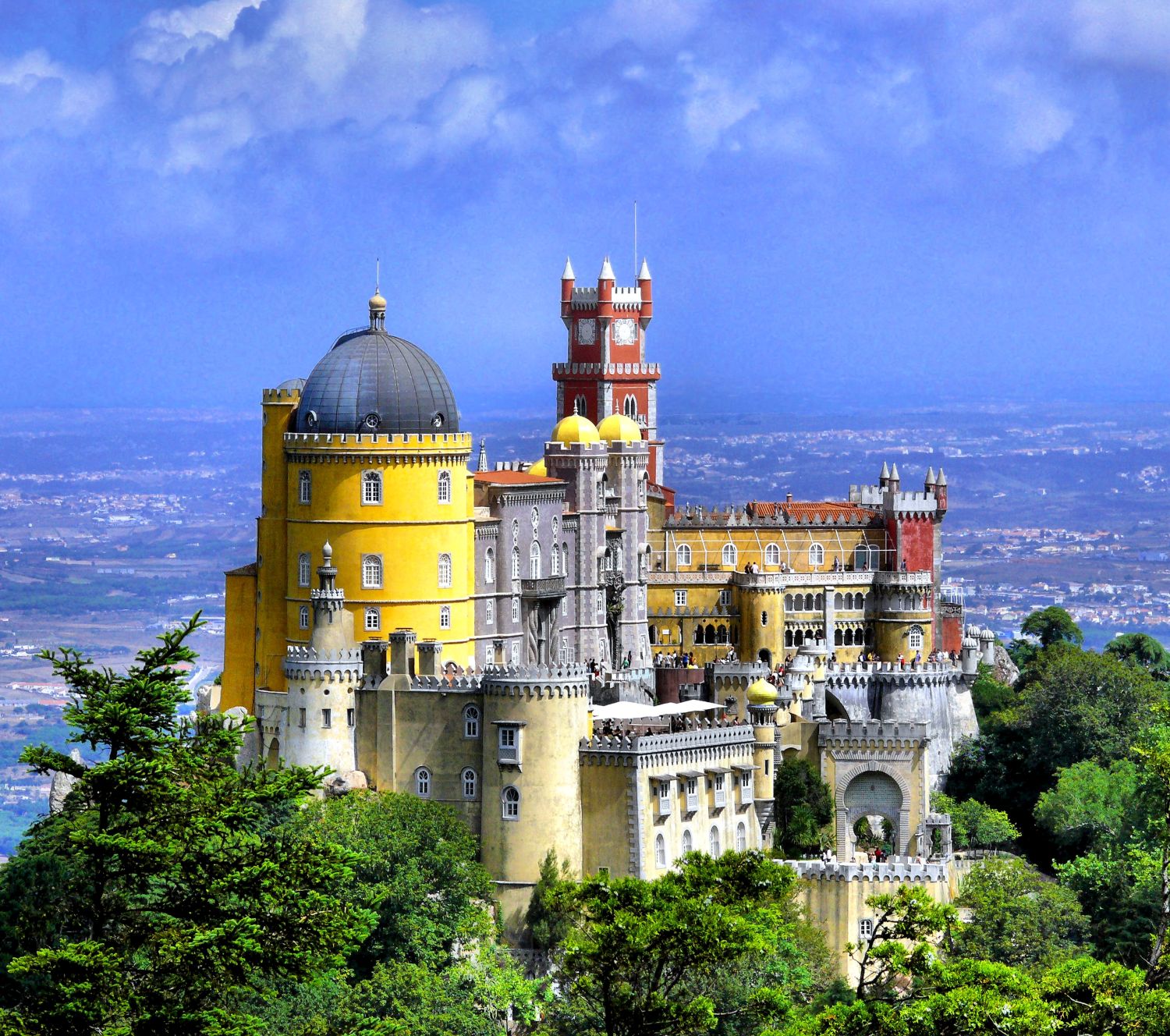 Fotón a Palacio da Pena castelo da PenaSintra vára. A vár citromsárga, ezüst és vörös színekben pompázik.