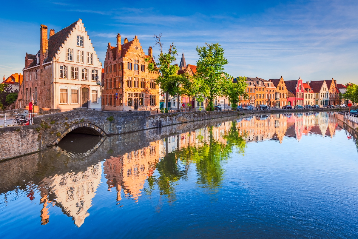 Brugge - Startlap Utazás Napfelkeltekor a víz tükröződése Brugge-ben, Nyugat-Flandriában