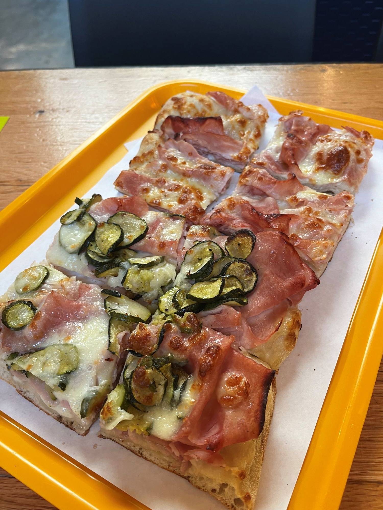 IMG_3421 - Startlap Utazás Tipikus példája a méretre vágott pizzának. A képen látható darabot egyébként 12 euróért vásároltuk.