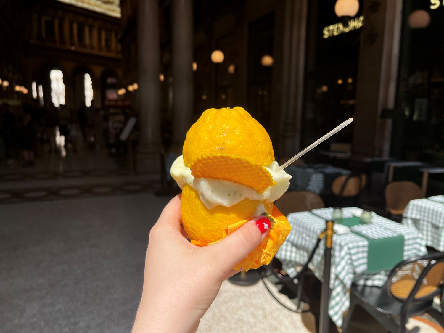 A legújabb turista-őrület: a citromhéjban kapható fagylalt.