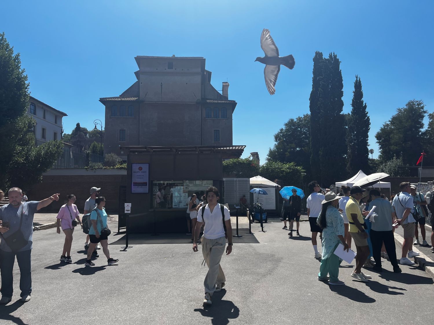 A kép azt a bejáratot ábrázolja, ahol sorban állás nélkül juthatunk be a Forum Romanum-ba.