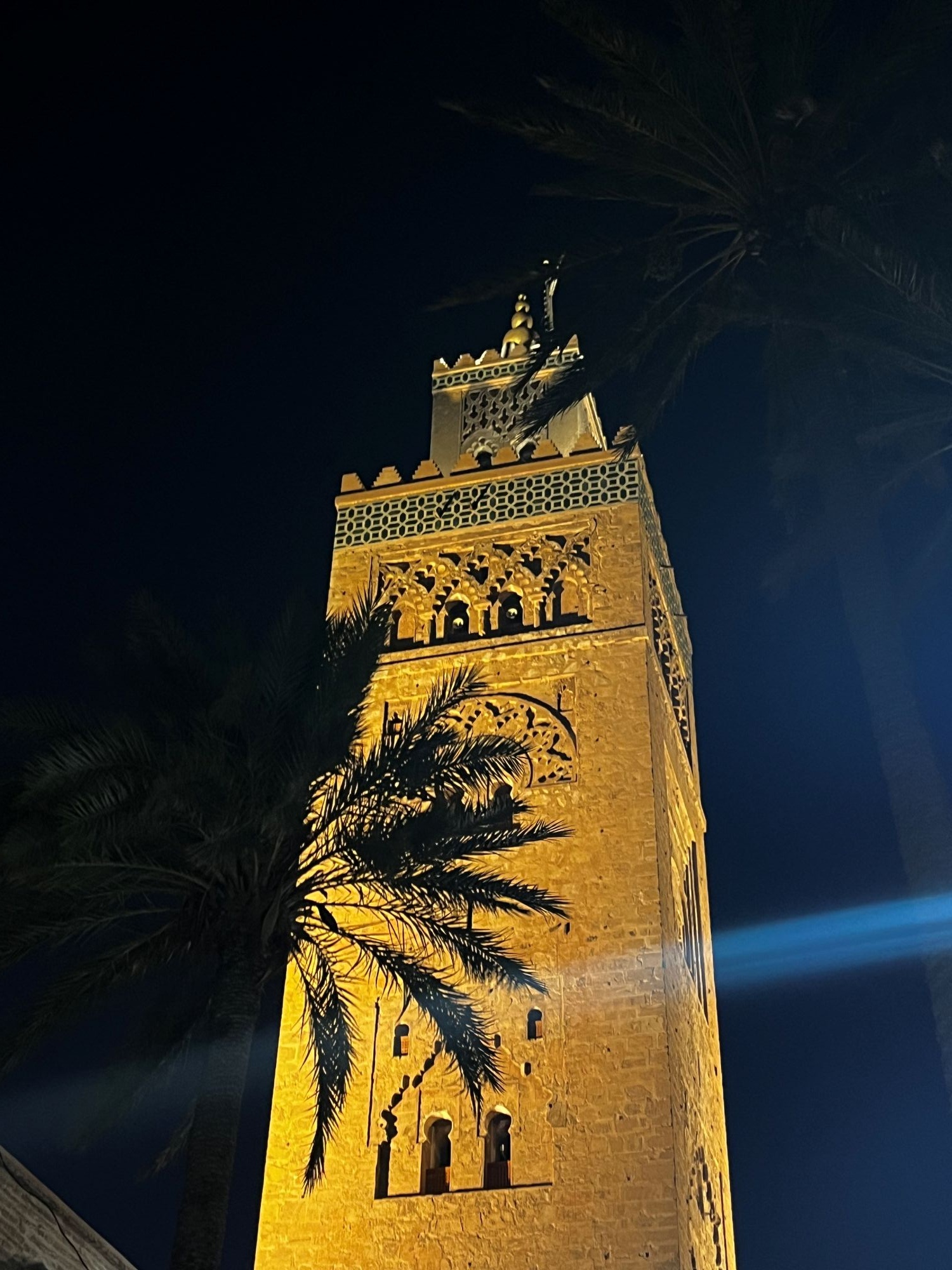 A Koutoubia mecset éjszakai képe, kivilágítva.