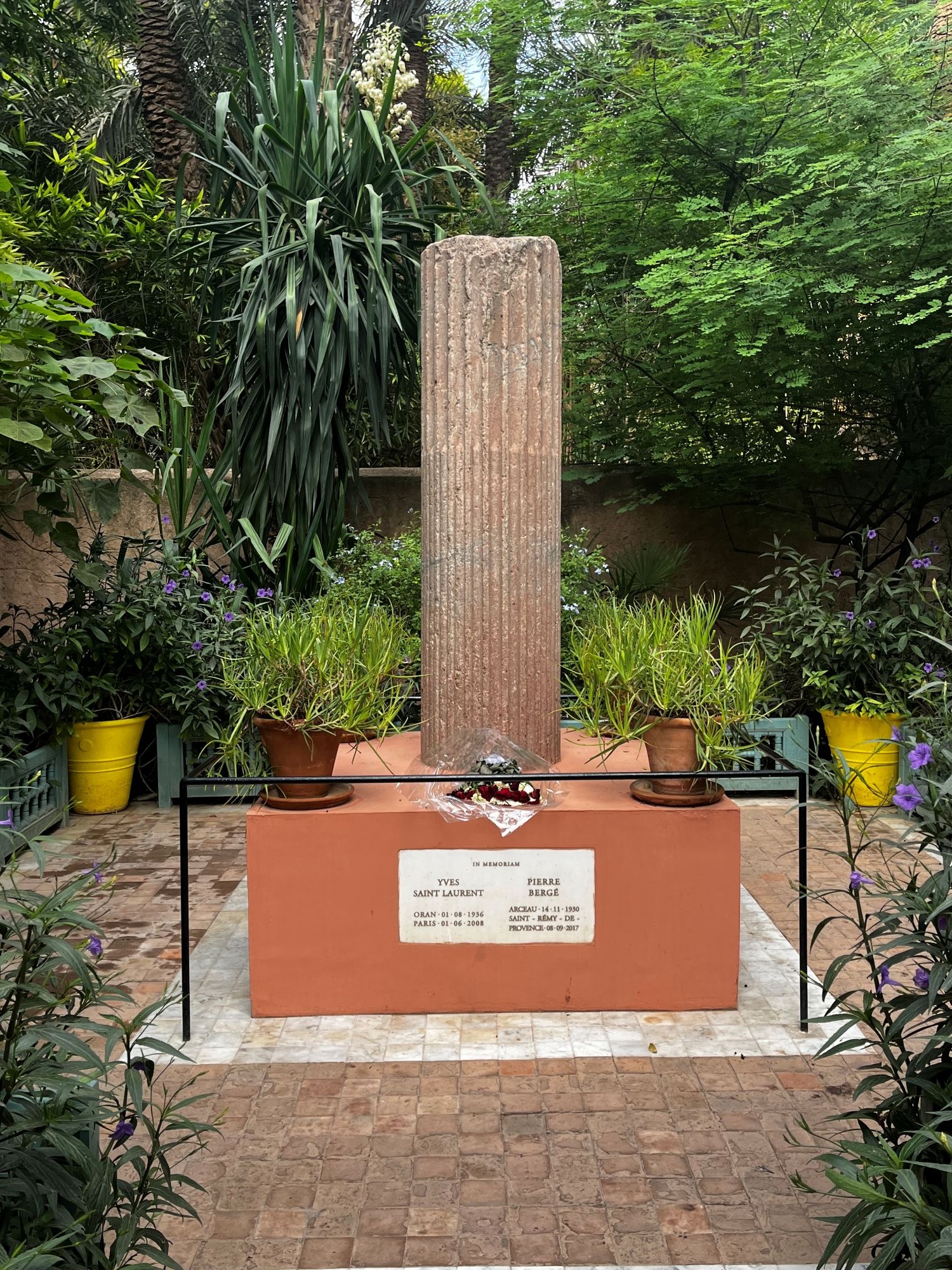 Yves Saint Laurent emléktáblája a Jardin Majorelle egyik eldugott szegletében.
