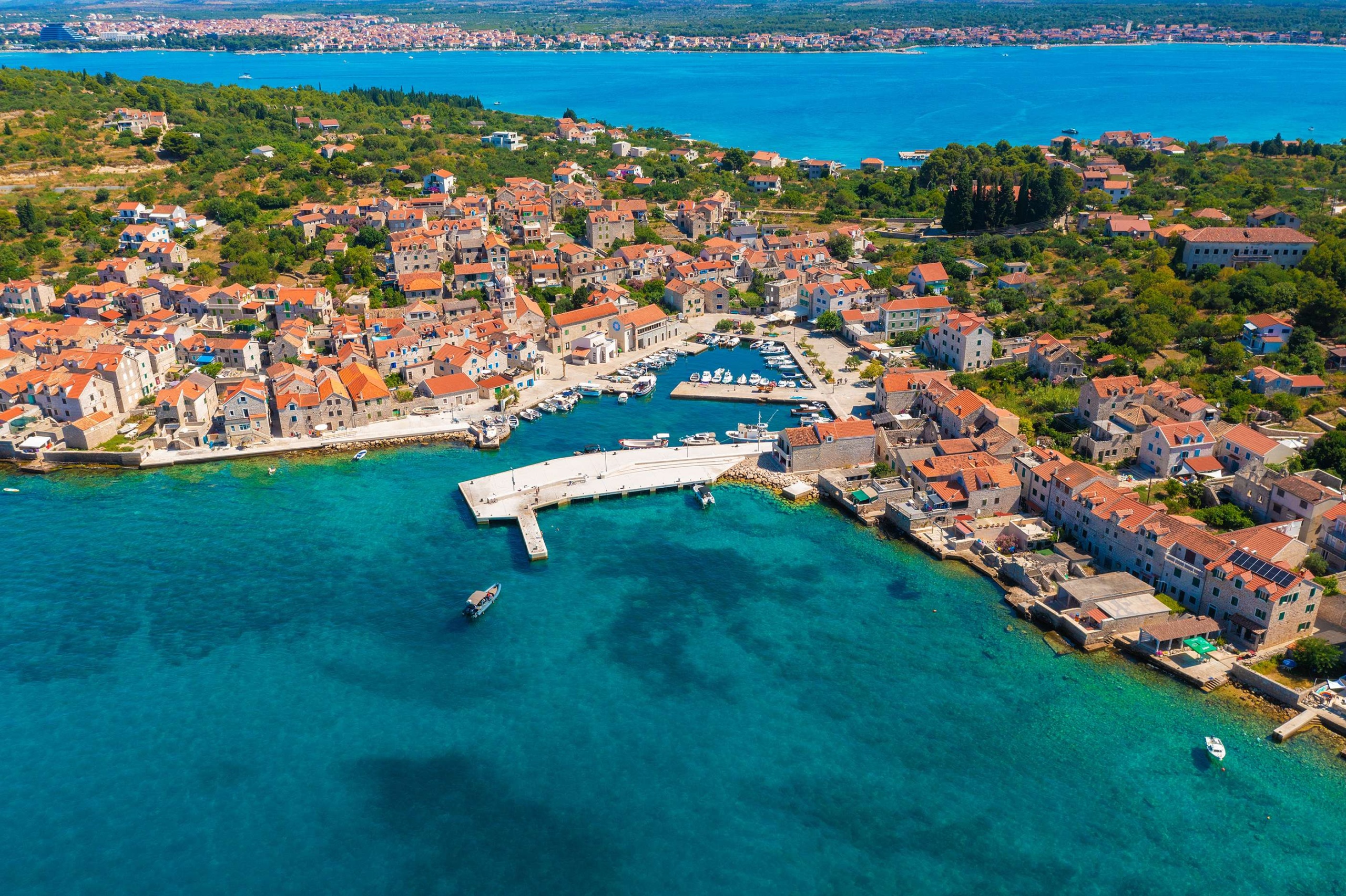 mediterrán város kikötővel a magasból
