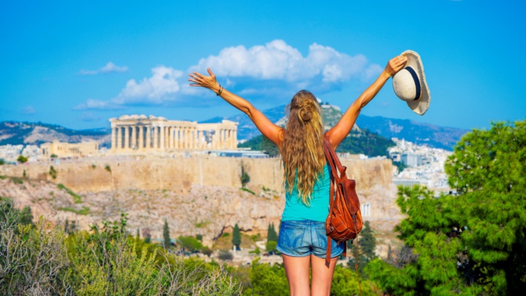 Boldog női turista élvezi az Akropolisz panorámáját Athénban, Görögországban