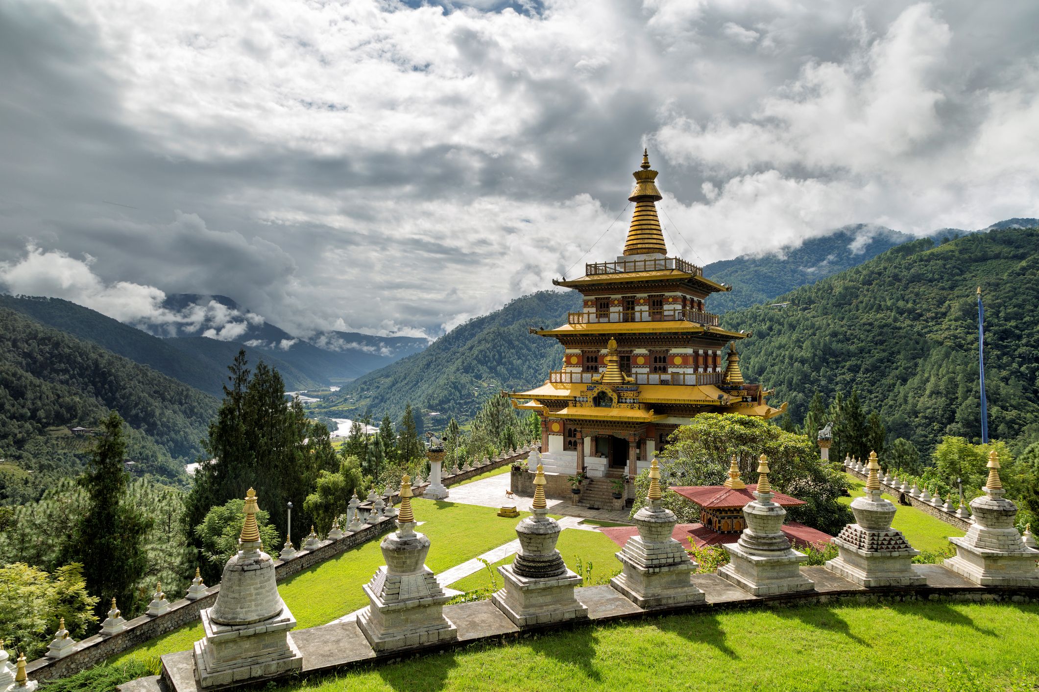bhutan5 - Startlap Utazás Kilátás a Khamsum Yulley Namgyal Chorten templomra és a Punakha-völgyre Bhutánban.