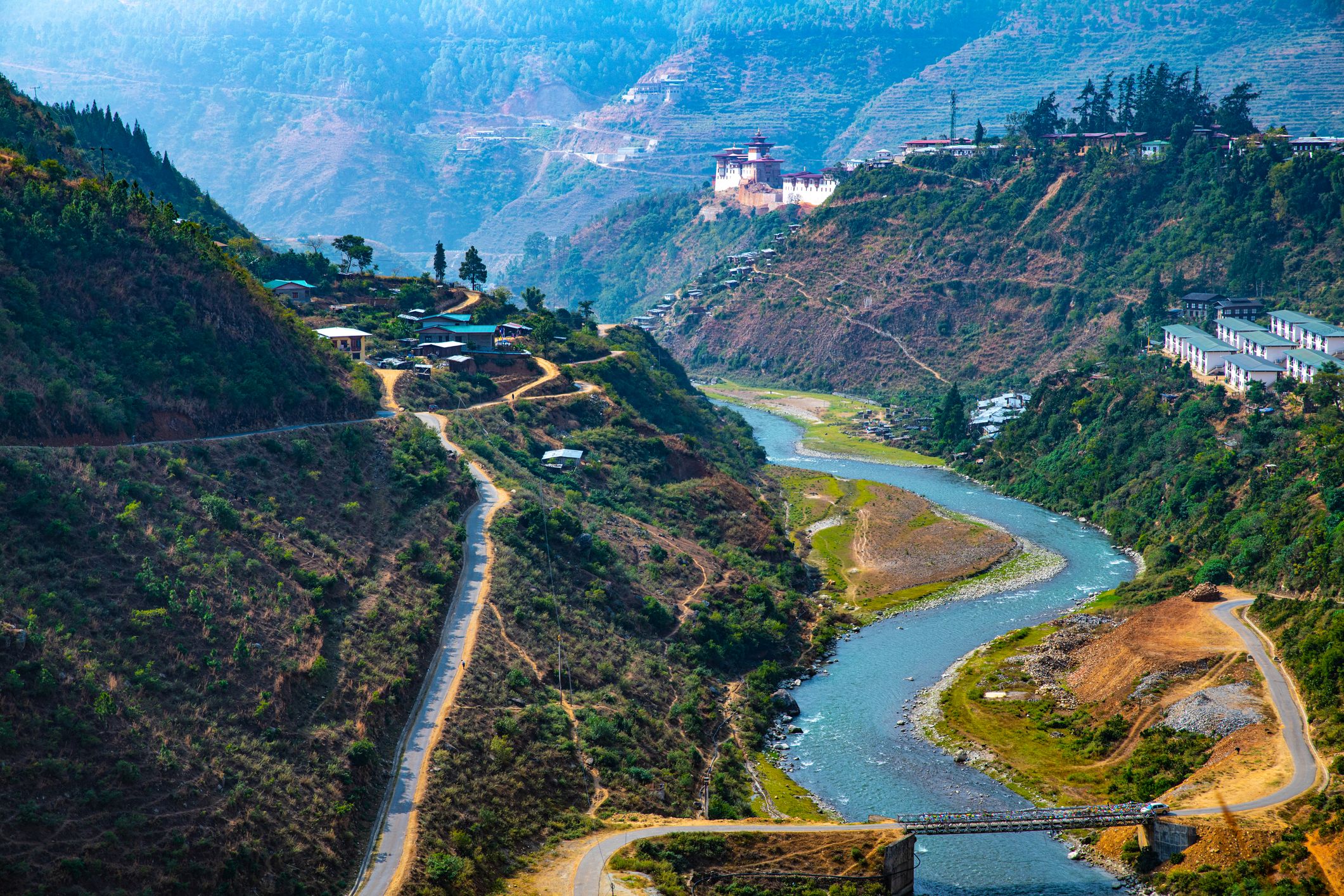Panorámakilátás a Phodrang Dzongra és a Punak Tsangchhu folyóra a közép-bhutáni Wangdue Phodrang körzetben.