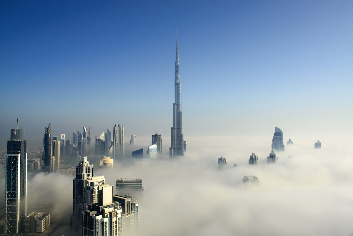 bjur_kalifa - Startlap Utazás Ködös reggel Dubai belvárosában.