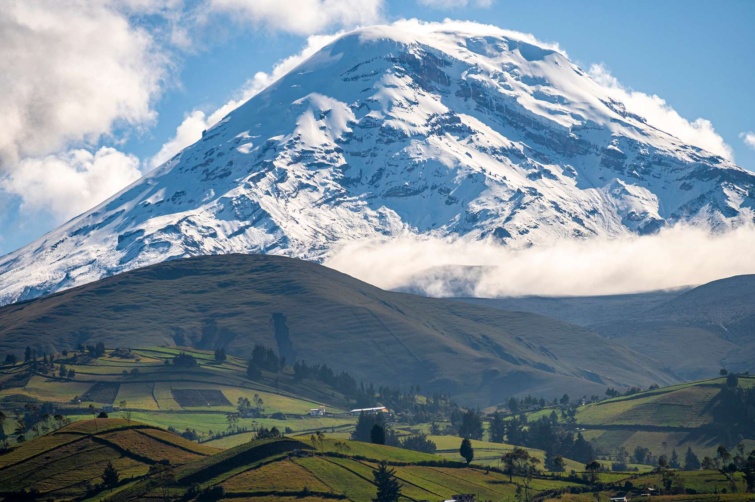 cimborazzo everest_11zon - Startlap Utazás magas hegy felhőkkel és havas csúccsal