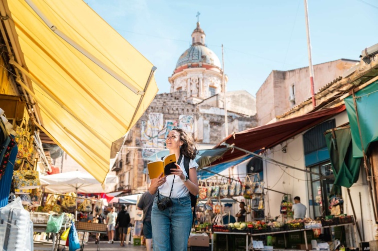 egyedul utazas biztonsag_11zon - Startlap Utazás fiatal női turista térképpel a kezében