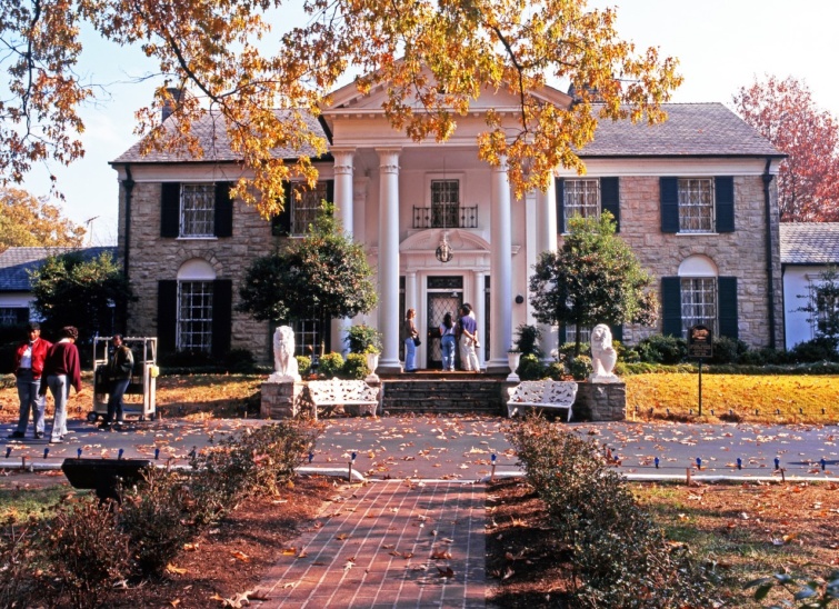 1957-ben Elvis Presley 102 500 dollárért vásárolta meg ezt a kastélyt: Graceland lett az utolsó otthona - Startlap Utazás Graceland bejárata az utcáról, előtte turisták, 1995 őszén
